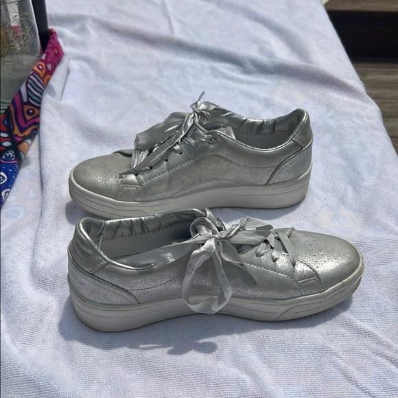 Ellesse Silver Sneakers Sleek Modern Design - Picture 1 of 6